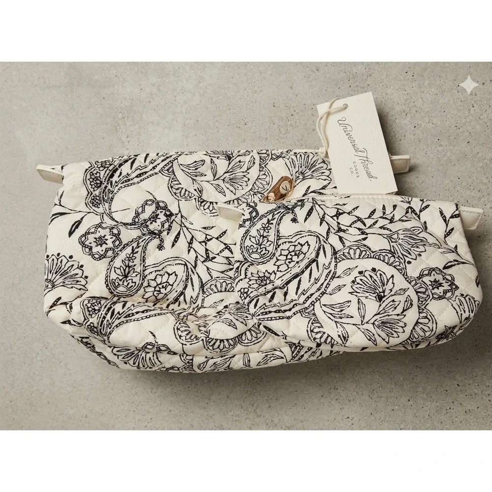Universal Thread Quilted Paisley Clutch White Black Zip Closure Women‎